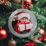 Ornamento De Cerâmica Flocos de Neve do Círculo Russo Prateado<br><div class="desc">Personalize este ornamento com a sua foto de família e adicione o seu nome de família juntamente com o ano para esta manutenção de Natal excelente.</div>