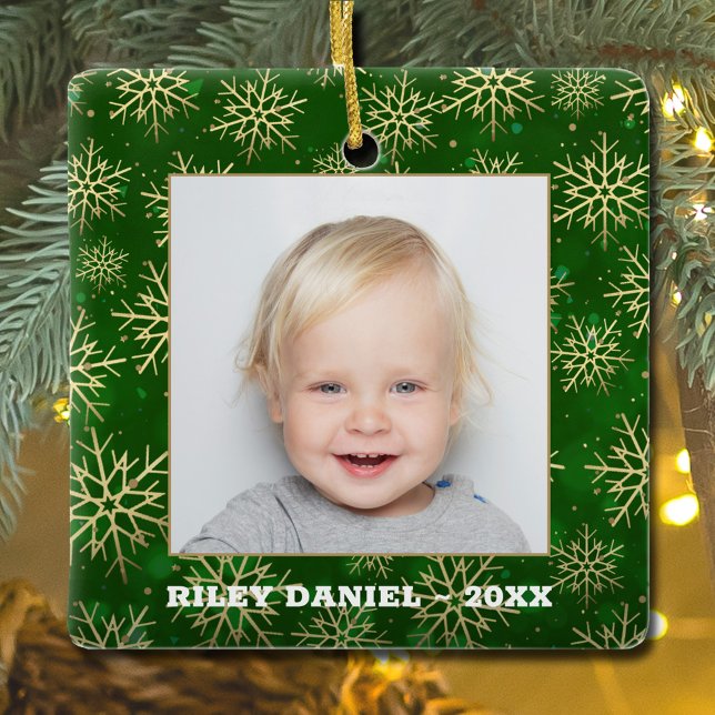 Ornamento De Cerâmica Flocos de neve na foto verde (Criador carregado)