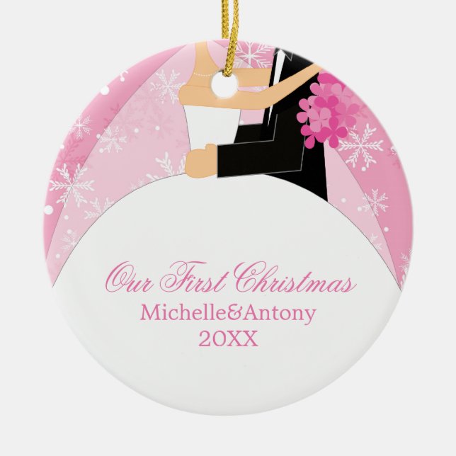 Ornamento De Cerâmica Flocos de neve rosa "Nosso Primeiro Natal" (Frente)