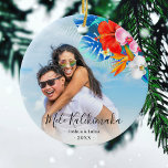 Ornamento De Cerâmica Flor Tropical Mele Kalikimaka Foto de Natal<br><div class="desc">Enfeites de natal no estilo havaiano com uma fotografia de sua escolha,  flores e folhagem tropicais coloridas vívidas,  a saudação de Natal havaiana 'Mele Kalikimaka' em tipografia elegante de escrita de caligrafia,  seus nomes e o ano.</div>