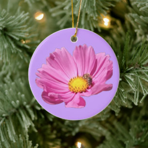 Ornamento De Cerâmica Flor vibrante rosa com uma abelha em um dia de ver