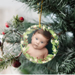 Ornamento De Cerâmica Floral Red Berries Greenery Wreath Foto<br><div class="desc">Belo Enfeites de natal floral com a sua dentro fotográfica,  uma coroa floral de morango verde,  flores brancas e morangos vermelhos. Adicione o nome do seu bebê e o ano nas costas.</div>