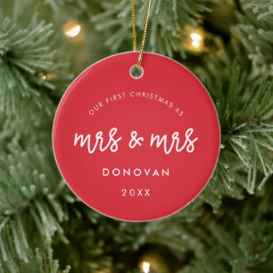 Ornamento De Cerâmica Fofo Nosso Primeiro Natal como Sra. e Sra. Red