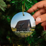 Ornamento De Cerâmica Fofo Primeiro Natal em nossa nova foto caseira<br><div class="desc">Nosso primeiro Natal em nossa nova casa: uma fonte fofa e um design simples para este presente de ornamento de fotos. Para personalizar com a sua imagem favorita. Você também pode mudar facilmente a cor da fonte para seu gosto. Um dom perfeito para o lar ou para a família celebrar...</div>