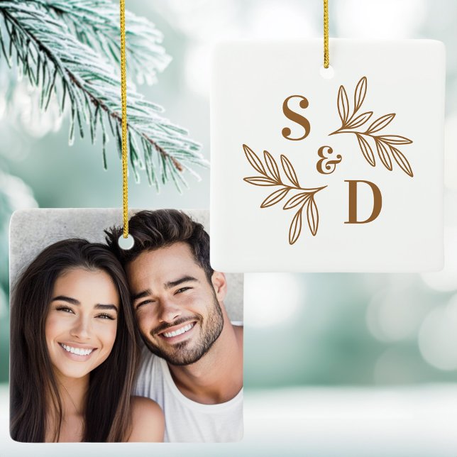 Ornamento De Cerâmica Folhas verdes de monograma de casamento elegantes (Elegant wedding monogram greenery leaves ceramic ornament)