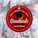 Ornamento De Cerâmica Formando Branco Vermelho Moderno 2025 - Graduação<br><div class="desc">Este Enfeites de natal de formando personalizado moderno, vermelho e branco, apresenta seu segundo grau ou nome de faculdade para a classe de 2025. Personalize com o seu ano de graduação com o script de chic manuscrito e o boné de formando preto para um presente de graduação personalizado de excelente....</div>