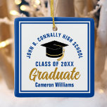 Ornamento De Cerâmica Formando Dourado Azul 2025 Natal Personalizado<br><div class="desc">Este moderno Enfeites de natal personalizado de formando azul e ouro apresenta a tipografia da sua universidade ou nome da faculdade para a classe de 2025. Personalize com o seu ano de graduação próximo ao script de chic manuscrito e ao boné de formando preto para um presente de graduação de...</div>