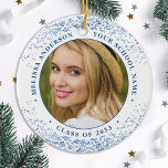 Ornamento De Cerâmica Formando Elegante Personalizado 2 Graduação Azul d<br><div class="desc">Apresentando nosso elegante e moderno ornamento de graduação - a maneira perfeita de comemorar seu dia especial! Esta simples, porém espantosa, manutenção apresenta espaço para duas fotos personalizadas, juntamente com o seu nome e ano escolar para um toque verdadeiramente personalizado. Quer estejamos a celebrar um segundo grau, uma universidade, ou...</div>