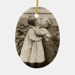 Ornamento De Cerâmica Foto Antiga de Amor de Crianças se Beijando em um 