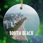 Ornamento De Cerâmica Foto da costa de South Beach Miami Florida<br><div class="desc">South Beach,  Miami,  na Flórida,  foto do horizonte litorâneo com prédios de praia e centro para uma divertida manutenção de um lugar divertido. O nome South Beach está no fundo em uma fonte de deco de arte.</div>