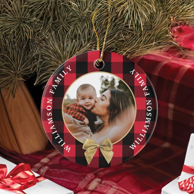 Ornamento De Cerâmica Foto da Família de Arcos Douradas Padrão de Xadrez (Red Buffalo Plaid Pattern Gold Bow Family Photo Ceramic Ornament)