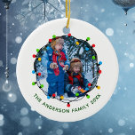 Ornamento De Cerâmica Foto da Família de Luzes de Natal Red Green Keepsa<br><div class="desc">Esta adorável decoração de fotos da família de Natal apresenta uma lindíssima e bela fita de luzes de Natal que enquadram a fotografia dos seus filhos num círculo festivo. Personalize sua própria mensagem em verde para um presente de feriado colorido.</div>
