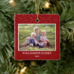 Ornamento De Cerâmica Foto da Família de Neve, Keepsasasaame, Natal Verm<br><div class="desc">Este Enfeites de natal quadrado apresenta uma foto horizontal sobre um fundo vermelho acentuado com pequenos pontos para representar a neve. Personalize este ornamento familiar com seu nome e ano.</div>
