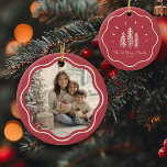 Ornamento De Cerâmica Foto da família de quadros ondulados modernos<br><div class="desc">Adicione charme à sua árvore com nosso ornamento de Foto da Família de Quadros de Ondas Modernos! Design e texto personalizado da árvore de Natal vermelha,  sem som e sem graça!</div>