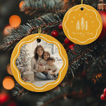 Ornamento De Cerâmica Foto da família de quadros ondulados modernos Amar<br><div class="desc">Adicione charme à sua árvore com nosso ornamento de Foto da Família de Quadros de Ondas Modernos! Design de árvore de Natal amarelo e texto personalizado,  um retrato bonito!</div>