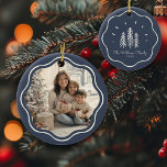 Ornamento De Cerâmica Foto da família de quadros ondulados modernos Azul<br><div class="desc">Adicione charme à sua árvore com nosso ornamento de Foto da Família de Quadros de Ondas Modernos! Design de árvore de Natal azul esmaltada e texto personalizado!</div>