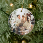 Ornamento De Cerâmica Foto da família de tipografia de imagens simples n<br><div class="desc">Crie seu próprio ornamento familiar de tipografia simples, mas elegante. Um ornamento de recordação perfeito para seus Cartões de natal manterem o momento capturado para sempre. Esse ornamento exclusivo e chic tem uma elegante tipografia notável do nome e do ano da família, que ambos são personalizáveis clicando no botão ''personalizado''....</div>