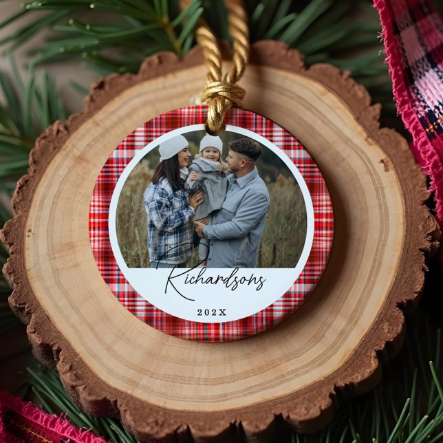 Ornamento De Cerâmica Foto da família do tecido Vermelho e Xadrez Branco (Cozy Red and White Plaid fabric Family Photo Ceramic Ornament)