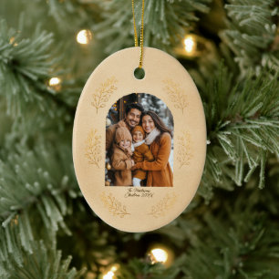Ornamento De Cerâmica Foto da Família em Arco Elegante e Folhas de Natal