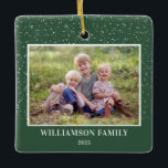 Ornamento De Cerâmica Foto da Família Keepsasasasaem Neve Natal Verde<br><div class="desc">Este Enfeites de natal verde apresenta uma foto horizontal e é acentuado com um gráfico de neve leve. Personalize este ornamento da família quadrada com sua foto,  nome e ano favoritos.</div>