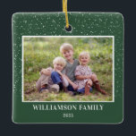 Ornamento De Cerâmica Foto da Família Keepsasasasaem Neve Natal Verde<br><div class="desc">Este Enfeites de natal verde apresenta uma foto horizontal e é acentuado com um gráfico de neve leve. Personalize este ornamento da família quadrada com sua foto,  nome e ano favoritos.</div>