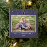Ornamento De Cerâmica Foto da Família Keepsasasasaem Neve Púrpura Natal<br><div class="desc">Este Enfeites de natal quadrado apresenta uma foto horizontal sobre um fundo roxo escuro,  acentuado com um gráfico de neve clara. Personalize este ornamento familiar com seu nome e ano.</div>