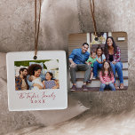 Ornamento De Cerâmica Foto da Família Minimalista da Red Yarly<br><div class="desc">Este ornamento minimalista anual vermelho de foto-cerâmica é a perfeita decoração simples das árvores de Natal. A design apresenta tipografia clássica vermelha e branca, emparelhada com uma fonte rustica, mas elegante, com estilo manuscrito. Personalize a frente deste ornamento de manutenção com uma foto, seu nome de família e o ano....</div>