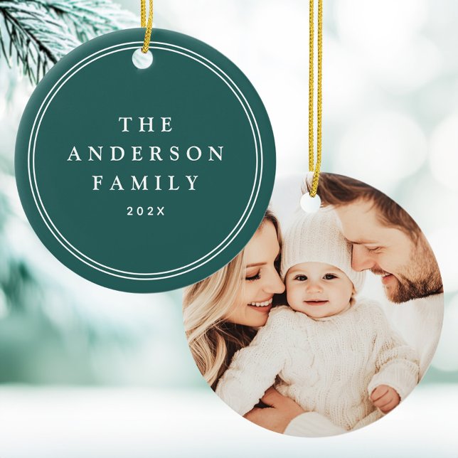 Ornamento De Cerâmica Foto da família, nome da fronteira elegante ano pi (Family photo elegant border name year pine green ceramic ornament)