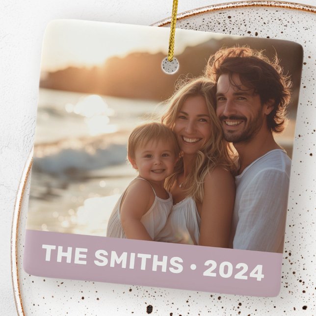 Ornamento De Cerâmica Foto da família, nome roxo empoeirado moderno, ano (Family photo modern dusty purple name year ceramic ornament)