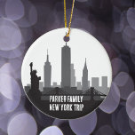 Ornamento De Cerâmica Foto da Família Skyline Trip em Nova York<br><div class="desc">Personalize o Enfeites de natal de férias de Nova Iorque com uma foto da viagem da sua família à grande maçã que está lá atrás. Este saque moderno apresenta um desenho excelente preto e branco do horizonte de Manhattan e da Estátua da Liberdade acima do seu texto personalizado. Legal arranha-céus...</div>