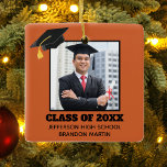 Ornamento De Cerâmica Foto da Graduação do Mais velho Laranja Personaliz<br><div class="desc">Este Enfeites de natal de formando laranja personalizado apresenta a sua fotografia de graduação debaixo de um boné de formando preto. Personalize com o seu ano de aula,  a escola,  e dê o nome de um presente de excelente para um estudante de pós-graduação.</div>
