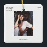 Ornamento De Cerâmica Foto da Máquina de Escrita Mínima de Natal<br><div class="desc">Personalize facilmente este ornamento cerâmico de árvores de Natal mínimo e na moda, que inclui tipografia de granja de máquina de escrever e uma moldura de neve branca, limpa, simples e minimalista. Adicione sua foto, nomes, texto personalizado e ano de Natal. Um design de Natal legal, simples, sofisticado e contemporâneo,...</div>