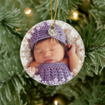 Ornamento De Cerâmica Foto da Primeira Menina de Natal Floco de Neve<br><div class="desc">O primeiro design de decoração de fotos de Natal do bebê enquadrado pelo floco de neve apresenta uma coroa redonda de flocos de neve brancos delicados que fotografam como um design de cobertura. Uma mensagem personalizada é exibida na parte traseira do ornamento junto com um fundo de cor prateada (pode...</div>