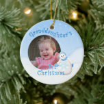 Ornamento De Cerâmica Foto da Rodada de Snowman de 1rua de natal do vovô<br><div class="desc">Sua neta vai estimar seu ornamento de boneco de neve de 1rua com sua foto. Esta adorável moça é esfolada de chapéu azul felpudo, cachecol e luvas enquanto flocos de neve delicados caem pelo céu de inverno. Adicione foto à frente, nome e ano à parte traseira do ornamento usando o...</div>