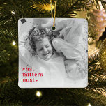Ornamento De Cerâmica Foto da Tendência e o que mais importa RedQuote<br><div class="desc">Capture a essência dos belos momentos da vida com nossa exclusiva Foto da Trendy e o que importa os produtos Red mais positivos. Incorpore positividade e estilo na sua vida cotidiana com esta coleção única que combina sem problemas as tendências modernas com os sentimentos do eterno. Quer esteja se tratando...</div>