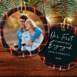 Ornamento De Cerâmica Foto da Xadrez de Tartan Envolvida no Primeiro Nat<br><div class="desc">O primeiro Natal envolveu um desenho fotográfico, personalizado com uma foto, nomes e o ano. O design é de dois lados e os recursos contêm quadros de xadrez com letra de mão. O modelo de fotografia mostra a sua imagem como uma forma redonda e o outro lado está marcado com...</div>