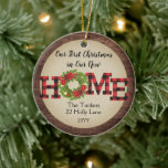 Ornamento De Cerâmica Foto da Xadrez rustic First Christmas Home Wreath<br><div class="desc">Este primeiro Natal no nosso novo design de ornamento de keepsasasawn de casa mostra espaço para seu texto pessoal e uma foto em um fundo de madeira acentuado com a tipografia de xadrez de búfalos vermelho e preto e uma bonito coroa. A coleção de produtos de coordenação está disponível no...</div>