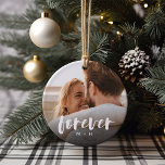 Ornamento De Cerâmica Foto de Casais Personalizados de Sobreposição de S<br><div class="desc">Crie uma doce lembrança do seu casamento,  noivado,  aniversário,  lua de mel ou momento especial com este ornamento cerâmico personalizado que é perfeito para casais. Adicione uma foto favorita a cada lado,  com "para sempre" sobreposto em letra casual de escrita de pincel e suas iniciais abaixo.</div>