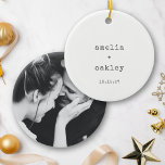 Ornamento De Cerâmica Foto de Casamento Branco da Retrora Minimalista<br><div class="desc">Montagem Retrorística Minimalista Ornamento Cerâmico de Foto de Casamento Branco e Preto</div>