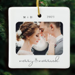 Ornamento De Cerâmica Foto de Casamento Casado com Elegante de Script Mo<br><div class="desc">Esta Feliz de script moderna e o ornamento de Foto Casado apresenta duas das suas fotos de casamento na frente e atrás,  assim como seus monogramas e data de sua celebração. Este na moda lembre-vos do vosso grande dia para as próximas décadas.</div>