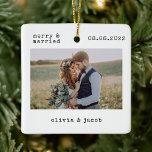 Ornamento De Cerâmica Foto de casamento de 1º Natal da feliz e casada<br><div class="desc">Um estilo moderno de fotografia</div>