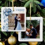 Ornamento De Cerâmica Foto de Casamento Quadrado do & Bright 2<br><div class="desc">Ornamento de fotos casadas e brilhantes - perfeito para recém casados, primeiro natal casado ou para qualquer casal feliz casado! A design apresenta ornamentos azuis bauble com delicada folhagem de inverno para enquadrar sua foto e é elegantemente escrita com Casado e Brilho. O outro lado do ornamento tem uma segunda...</div>