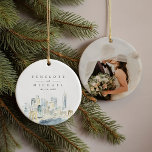 Ornamento De Cerâmica Foto de Casamento Skyline da Nova Iorque Watercolo<br><div class="desc">A Watercolor pintou o fazer de ornamento da linha do horizonte de Nova Iorque,  o perfeito momento de casamento para abrir ano após ano. suite de casamento correspondente ao cheio disponível. Pintura de Annie Montgomery Design</div>