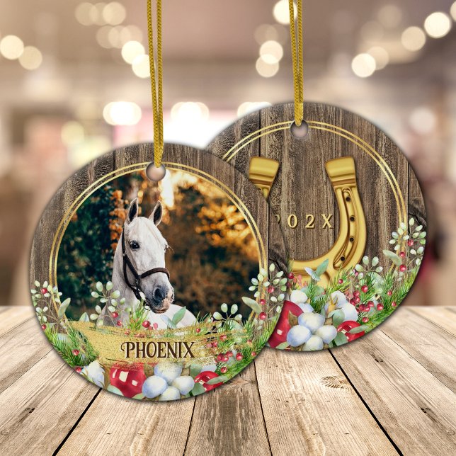 Ornamento De Cerâmica Foto de cavalo madeira de ouro Natal (Horse photo personalized Christmas ornament with barn wood, gold horse shoe and Christmas wreath.)