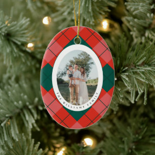 Ornamento De Cerâmica Foto de Família em Xadrez Vermelho e Verde Oval de