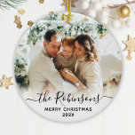 Ornamento De Cerâmica Foto de Feliz Natal do Elegant Script Family<br><div class="desc">Elegante Moderno Negra Branca com Letra Escrita com Letra "Nome da Família" Feliz Ornamento Fotográfico de Natal. Apresenta uma fotografia de família, texto de caligrafia de "nome de família" em script manuscrito, com texto Feliz Natal e cobertura de fotos de ano (em preto e branco). É fácil personalizá-lo. Dica da...</div>