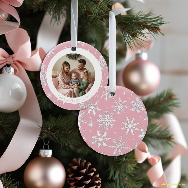 Ornamento De Cerâmica Foto de Flocos de Neve Brancos e Rosa Modernos (Modern Pink and White Snowflakes Photo Ceramic Ornament)