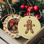 Ornamento De Cerâmica Foto de Natal Amarelo para o Gingerbird Man Bolinh<br><div class="desc">Celebrar os feriados com este adorável Pão Gingerpão Amarelo Bolinhas Natal Prefácio Cerâmica. Apresentando um design de gengibre fofo com uma foto personalizável no verso, este ornamento é perfeito para adicionar um toque de charme festivo à sua árvore. Personalize-o com o seu nome de família e a sua foto favorita...</div>