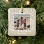 Ornamento De Cerâmica Foto de Natal da Família Ivory<br><div class="desc">Sua foto favorita em folhas brancas, bagas e pontos no fundo QUALQUER COR (mostramos marfim), este Enfeites de natal personalizado faz um presente memorável para a família e amigos ou cria para você mesmo - favoritos para festas excelentes também! DICA: carregue uma alta resolução, foto recortada em forma quadrada. Mais...</div>
