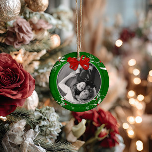 Ornamento De Cerâmica Foto de Natal da rua Red Green Holly Ribbon 1